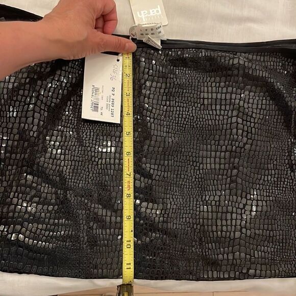 PARAH PAREO COVER.  BLACK SHINY ANIMAL PRINT FRONT. MICROFIBER BACK.  NEW - Picture 9 of 10